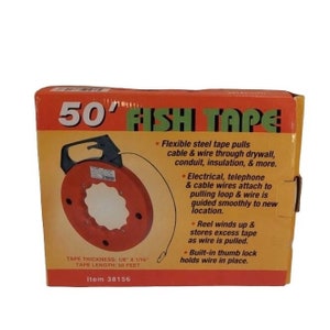 Könnte beinhalten: Eine rote und gelbe Box mit dem Text "50' FISH TAPE" auf der Vorderseite. Die Box enthält ein 15 Meter langes, flexibles Stahlband zum Ziehen von Kabeln und Drähten durch Wände, Leitungen und Isolierungen. Das Band ist 3,2 mm x 1,6 mm dick. Die Box enthält auch die Artikelnummer 38156.