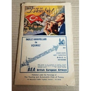 Op de afbeelding: Een vintage reisposter die reclame maakt voor British European Airways (BEA) met een kaart van Istanbul en een stel dat naar de skyline van de stad kijkt. De poster bevat de tekst "The Plan of Istanbul" en "BEA British European Airways".