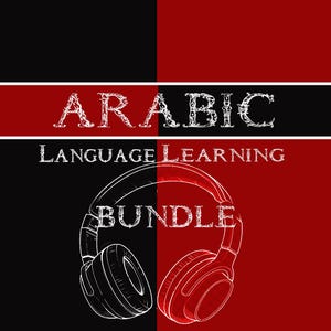 Pode incluir: Imagem promocional para um pacote de aprendizagem da língua árabe. O design apresenta um fundo dividido em preto e vermelho. O texto branco diz "ARABIC LANGUAGE LEARNING BUNDLE" com uma ilustração de fones de ouvido.