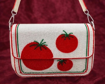 Bolso de hombro con diseño de tomates bordados a mano, bolso único con bordado artístico de tomates rojos y detalles, bolso de mano moderno e informal.