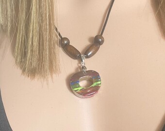 Collar de bambú pintado con arcoíris que brilla en la oscuridad