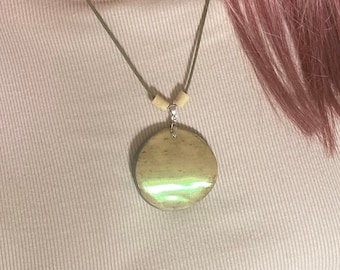 Holo amarillo-verde sobre collar de bambú