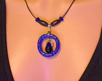 Collar de bambú pintado azul oscuro y morado que brilla en la oscuridad con cuentas de vidrio