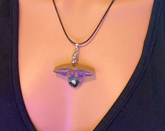 Collar de bambú pintado lavanda que brilla en la oscuridad con cuentas de vidrio