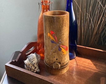 Portavelas votivo Dragonfly Bamboo que brilla en la oscuridad con Hide-A-Key