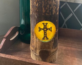 Portavelas Cross Bamboo que brilla en la oscuridad con luces de hadas