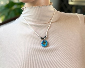 Resplandor en el collar de bambú azul oscuro, verde y morado