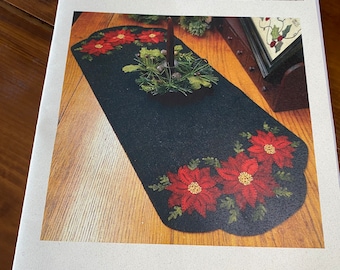 Chemin de table trois poinsettias avec appliques en laine, aiguille de laine finie, taille 14 x 31 po.