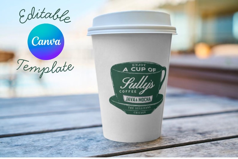 K&ouml;nnte beinhalten: Ein wei&szlig;er Pappbecher mit Deckel, mit einem gr&uuml;nen Logo mit der Aufschrift "Enjoy a cup of Sully's Coffee Java & Mocha, The Sullivans Chicago." Die Worte "Editable Canva Template" sind ebenfalls sichtbar.