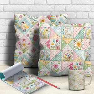 Puede incluir: Dos cojines decorativos con motivos de Pascua con dise&ntilde;os de patchwork con pollitos, conejitos, huevos y flores. Tambi&eacute;n se ven una taza y un bloc de notas a juego con un l&aacute;piz, todos con dise&ntilde;os similares. La paleta de colores incluye rosas, azules y amarillos pastel.