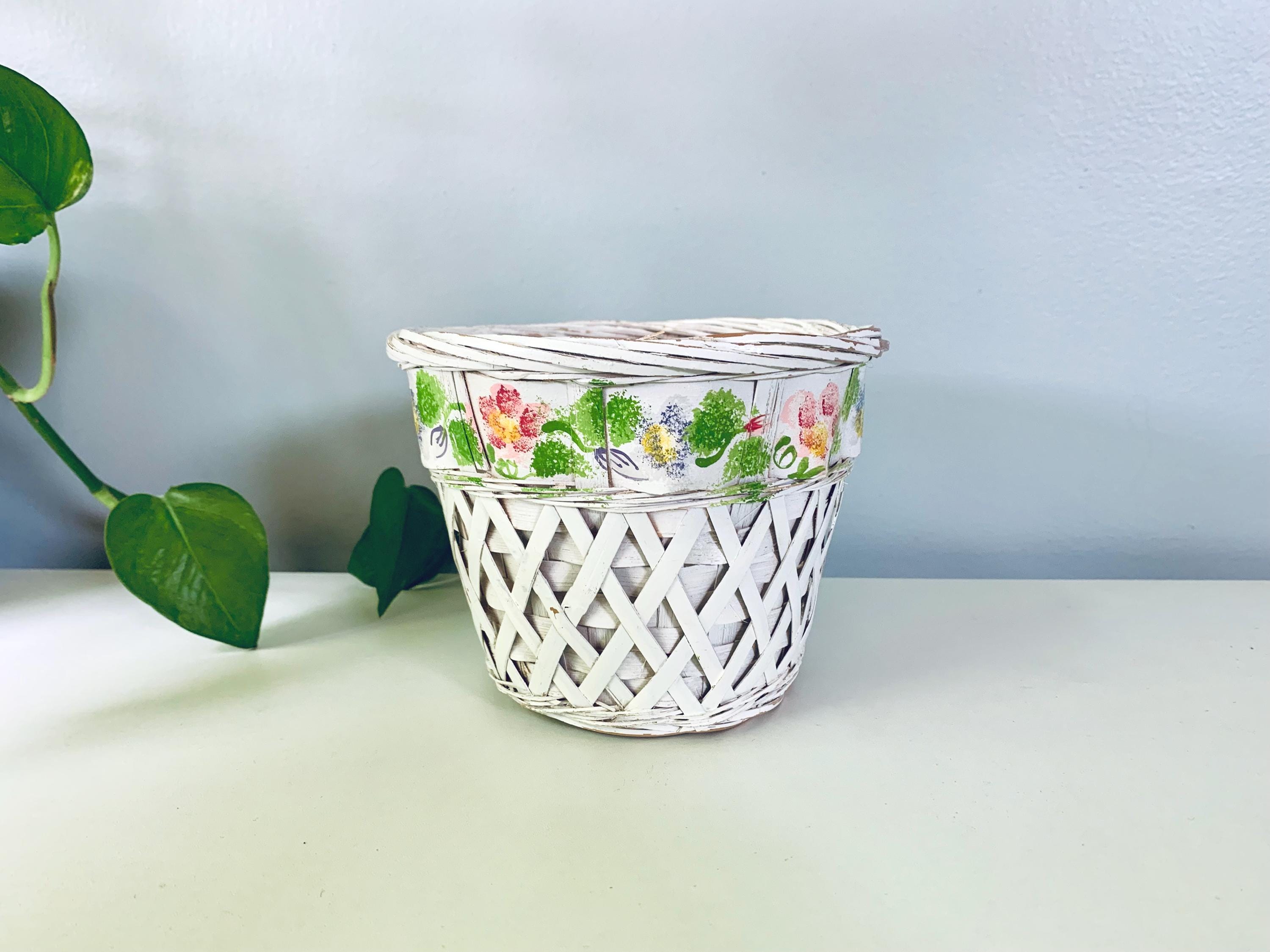 ちっぴー Vintage White Chippy Painted Wicker Basket With Floral Design