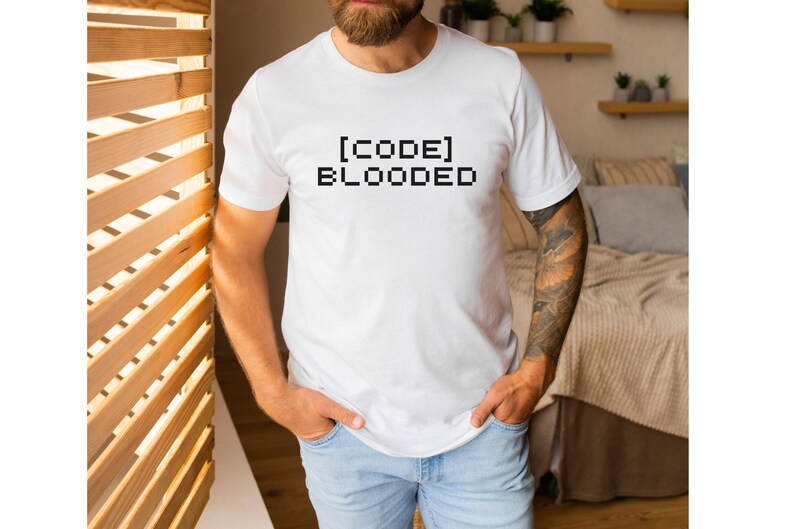 K&ouml;nnte beinhalten: Wei&szlig;es T-Shirt mit schwarzem Text, der "[CODE] BLOODED" in einer pixeligen Schriftart lautet.