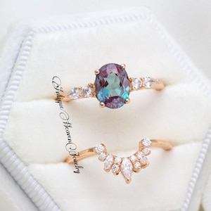 Vintage Unique Oval Cut Alexandrite Engagement Ring Set 18K Rose Gold Ring Set Halo Diamond Ring Set Bridal Wedding Ring Set for Women