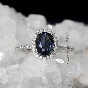 bague spinelle grise vintage, bague spinelle grise délicate, bague solitaire spinelle, cadeau pour elle, bague spinelle en argent sterling 925, cadeau pour elle