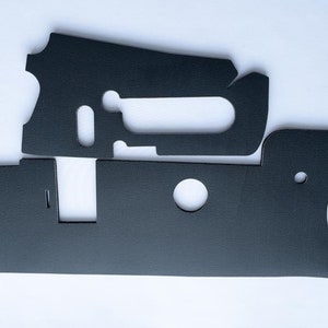 Può includere: Kit di rivestimento per pannello porta auto nero con tagli per maniglie e altre caratteristiche.