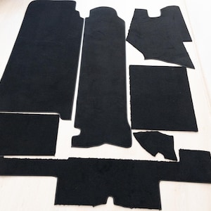 Puede incluir: Un juego de alfombrillas de coche negras. Las alfombrillas están hechas de un material suave y mullido y están diseñadas para adaptarse a los contornos del suelo del coche.