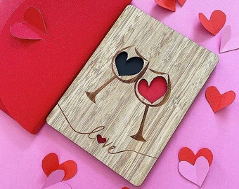 Carte d'amour romantique en bambou avec toast au verre de vin, emballage dans une enveloppe rouge. Idéale pour une invitation à un rendez-vous galant, pour la Saint-Valentin, un anniversaire