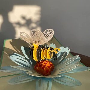 Niedliche Hummel 3D Pop-Up Karte. Eine schöne Überraschung für Tochter, Mutter, Freundin, Enkelin, Schwester, Oma. 15cmx15cm