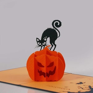 Carte pop-up 3D avec chat noir citrouille effrayante d'Halloween. Une délicieuse carte cadeau surprise d'Halloween pour les enfants, les enfants et la famille 12 x 12 cm