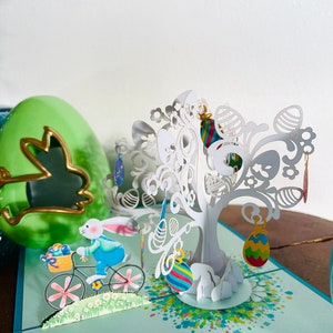 Carte 3D Happy Easter Bunny Bicycle Pop Up. Une délicieuse carte de voeux de Pâques surprise pour les enfants, les enfants, la famille et les amis. 15 cm x 15 cm image 4