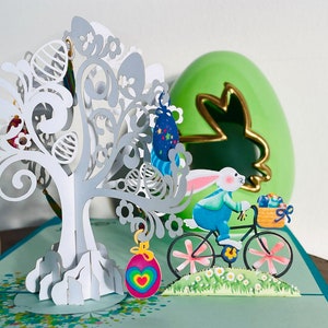 Carte 3D Happy Easter Bunny Bicycle Pop Up. Une délicieuse carte de voeux de Pâques surprise pour les enfants, les enfants, la famille et les amis. 15 cm x 15 cm image 2