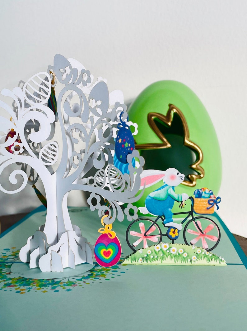 Carte 3D Happy Easter Bunny Bicycle Pop Up. Une délicieuse carte de voeux de Pâques surprise pour les enfants, les enfants, la famille et les amis. 15 cm x 15 cm image 2