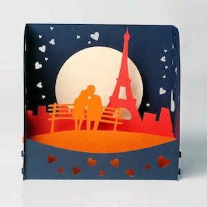 Carta romantica della scatola 3D delle coppie della Torre Eiffel. San Valentino, anniversario, regalo di compleanno per lui, lei, marito, moglie, fidanzato, fidanzata.