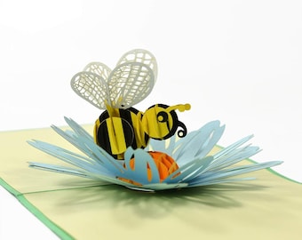 Bonita tarjeta 3D desplegable con forma de abejorro y flor. Una grata sorpresa para hija, mamá, amiga, nieta, hermana o abuela. 15 cm x 15 cm.
