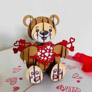 Biglietto d'auguri pop-up 3D con orsetto di peluche. Perfetto come biglietto d'auguri a sorpresa per matrimonio, anniversario, ringraziamento o compleanno per qualsiasi persona cara, 15 cm x 15 cm.