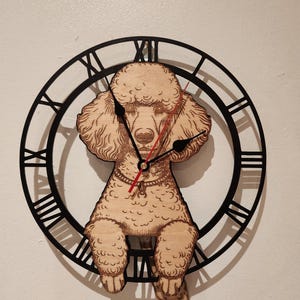 Reloj de pared de caniche con función de péndulo que mueve la cola