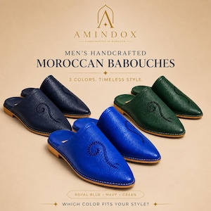 Könnte beinhalten: Drei Paar Babouche-Slipper aus Leder in Königsblau, Marineblau und Grün. Jedes Paar hat eine spitze Zehenpartie und ein dekoratives Spiral-Ausschnittmuster auf dem Obermaterial. Der Text AMINDOX, MEN'S HANDCRAFTED MOROCCAN BABOUCHES, 3 COLORS. TIMELESS STYLE. und ROYAL BLUE • NAVY • GREEN. WHICH COLOR FITS YOUR STYLE? ist sichtbar.