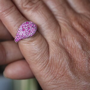 Anel vintage com pavé de rubi no dedo mínimo - Anel delicado com micro pavé - Anel minimalista de luxo em prata ou ouro para mulheres