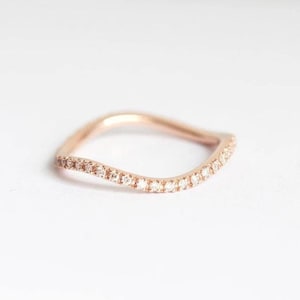 Anel delicado de moissanita em zigue-zague empilhável - Anel fino e delicado de prata esterlina com diamante minimalista dourado para mulheres - Presente de aniversário para ela