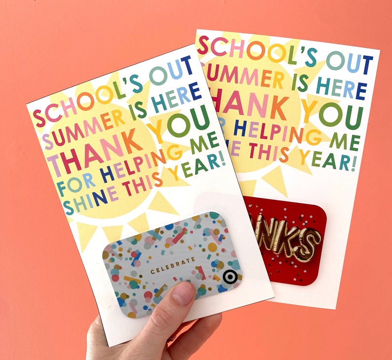 Puede incluir: Dos tarjetas coloridas con el texto "Las clases han terminado El verano est&aacute; aqu&iacute; Gracias por ayudarme a brillar este a&ntilde;o!" y una tarjeta de regalo con confeti y la palabra "Celebrar" impresa.