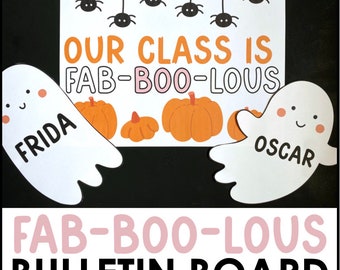 Puede incluir: Un tablero de anuncios con temática de Halloween con el texto "Our Class is Fab-Boo-Lous" en letras rosas y negras. Dos recortes de fantasmas blancos con los nombres "Frida" y "Oscar" están a cada lado del cartel. También hay calabazas naranjas y arañas negras en el tablero de anuncios.