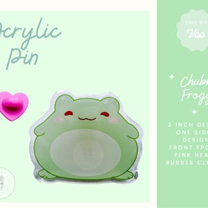 Könnte beinhalten: Eine grüne Frosch-förmige Acryl-Anstecknadel mit einem rosa Herzen. Die Anstecknadel ist 5 cm groß und hat ein einseitiges Design. Der Text "Chubby Froggo" ist auf dem Bild zu sehen.