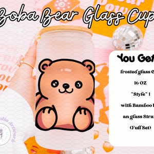 Könnte beinhalten: Ein gefrosteter Glasbecher mit einem niedlichen Cartoon-Bären-Design. Der Becher hat ein Fassungsvermögen von 473 ml und wird mit einem Bambusdeckel und einem Glasstrohhalm geliefert. "You Get: frosted glass Cup 16 OZ "Style" 1 with Bamboo Lid an glass Straw (Full Set)"