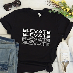 以下が含まれることがあります： 白い文字で「ELEVATE」という単語が4回繰り返され、縦に積み重ねられた黒いTシャツ。テキストは太字のサンセリフ体です。