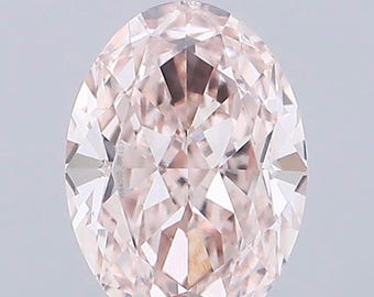 Könnte beinhalten: Ein facettierter, ovalförmiger, hellrosa Diamant. Der Edelstein hat eine komplexe innere Struktur mit zahlreichen reflektierenden Oberflächen, die ein brillantes Lichtspiel erzeugen. Die Farbe des Diamanten ist ein zartes, helles Rosa.