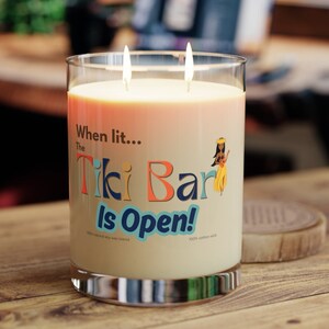 Kiedy zapalono Tiki Bar Is Open Candle! Tiki Theme. Nadruk na szkle, bez etykiety. Świeca 11 uncji, dwa knoty. MCM. Tiki Bar Gift. Bar Cart. 01