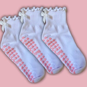 CONFEZIONE da 3 calzini antiscivolo con volant bianchi e fiocco bianco con grip a forma di cuore rosa per Pilates, barre, yoga e lagree