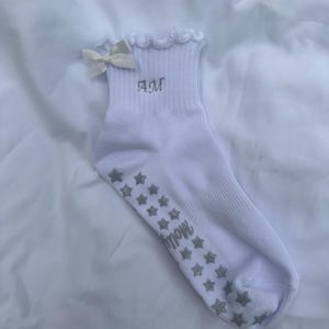Calzini antiscivolo con fiocco bianco con volant e iniziali ricamate personalizzate con impugnatura a stella glitterata per Pilates, Barre, Yoga o Lagree