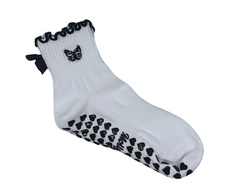 Calcetín antideslizante con agarre en forma de corazón y bordado de mariposa y lazo en blanco y negro para pilates, barra, yoga o gimnasio.