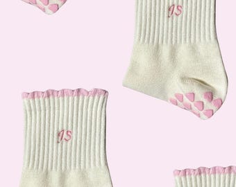 Chaussettes antidérapantes personnalisées initiales monogramme brodé avec poignées coeur rose pour Pilates, barre, yoga ou lagree