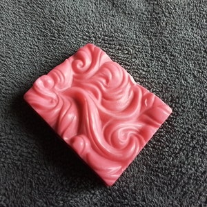 Hausgemachte Maraschino-Kirschseife mit natürlichen ätherischen Ölen und natürlichen Farben