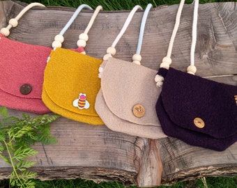 Bolso bandolera sostenible de lana para niños de color liso con un lindo botón de madera | Regalo para niñas |