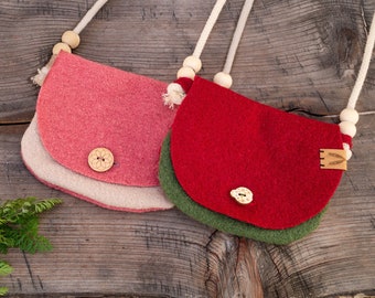Nachhaltige zweifarbige Umhängetasche aus Walk für Kinder mit süßem Holzknopf | Geschenk für Mädchen |