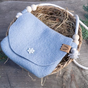 Nachhaltige unifarbene Umhängetasche aus Walk für Kinder mit süßem Holzknopf | Geschenk für Mädchen | Winter I Frozen | Weihnachten