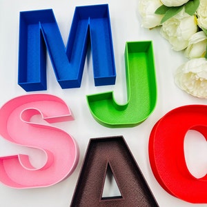 Buzón vacío rellenable de 6,5", letras de molde autoportantes para decoración, letras con iniciales de nombre de bebé, bandeja con flores artificiales