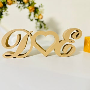 Letrero con iniciales de pareja con corazón, letrero independiente como idea de regalo para el día de San Valentín para parejas, letrero con iniciales de corazón para estanterías y decoraciones de dormitorio